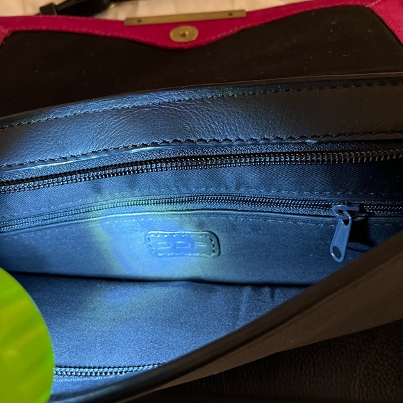 Ladies DDP leather shoulder bag with strap black and pink - Picture 4 of 15